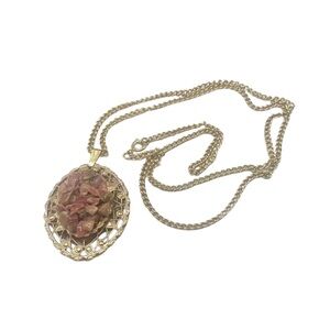 Coral Pink Glass Stone Chip Accent Oval Filigree Pendant Gold Tone Necklace 4/24